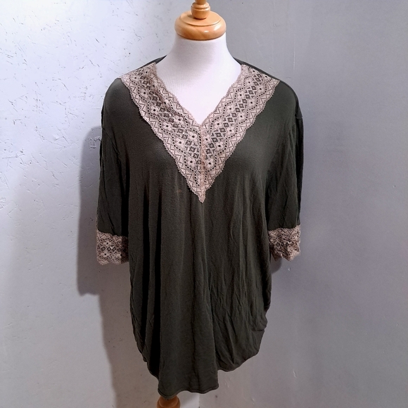 Amanda | Lace Trim V-Neck Top olive Green - Picture 2 of 10